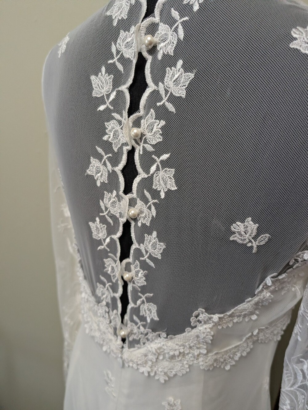 Jessica McClintock Gorgeous Vintage Lace Wedding Dress
-NWT Size 10 - Picture 8 of 16
